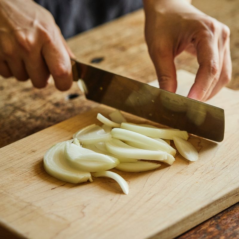 양파는 채를 썰어주세요.