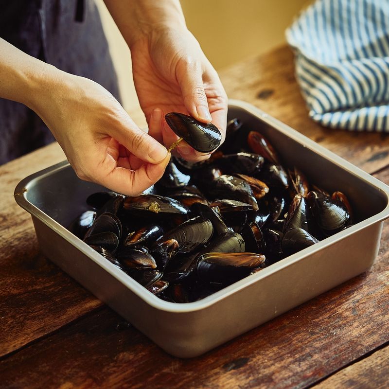 홍합은 수염을 떼고 깨끗이 씻어주세요. (tip. 홍합이없다면 새우나 오징어, 해물믹스 등 다른 해산물도 괜찮아요)