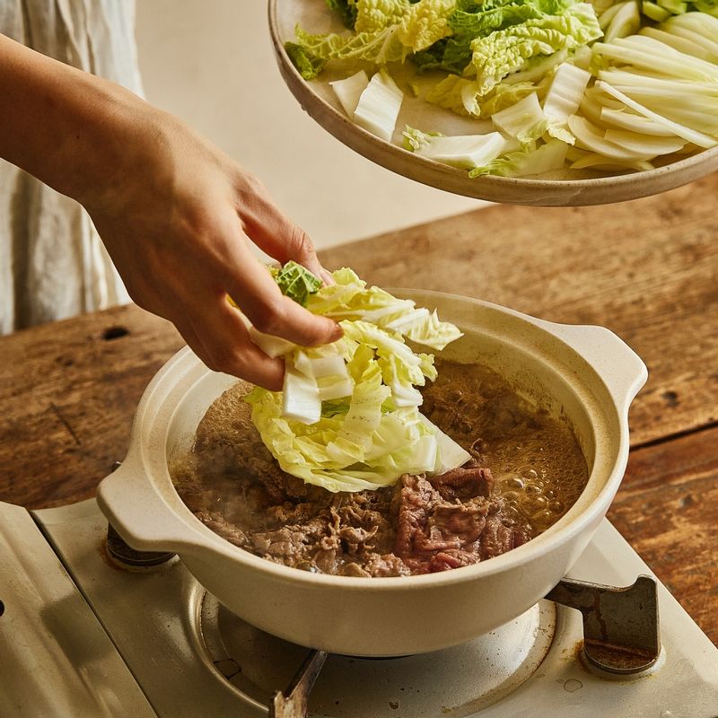 손질한 배추, 양파, 팽이버섯, 두부를 넣고 볶아 주세요.