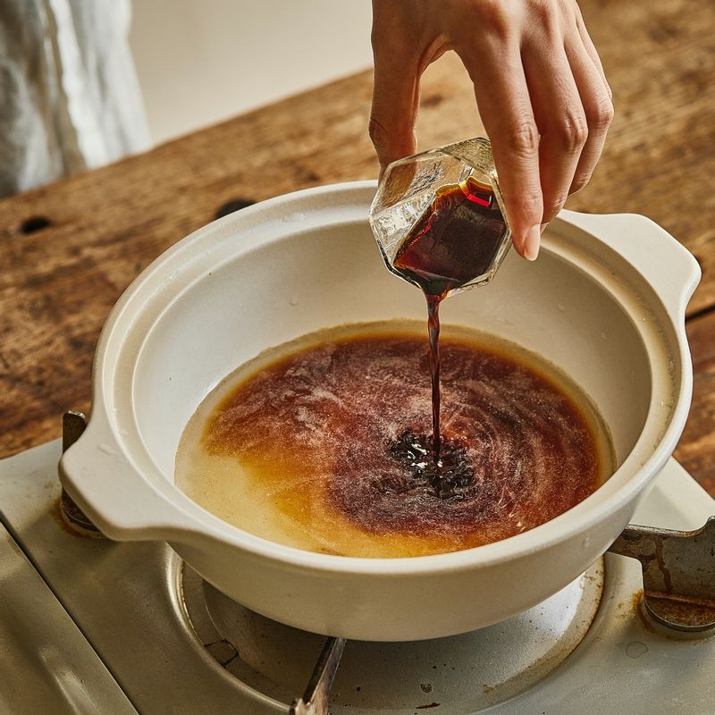 냄비에 쇠고기와 소스 재료를 넣고 볶아 주세요.