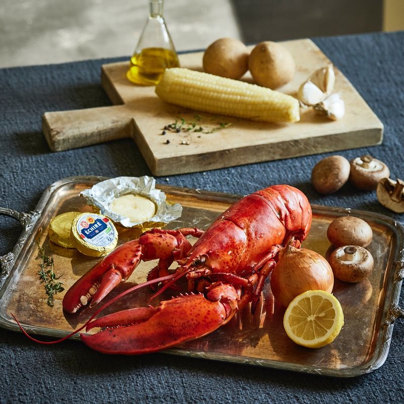 랍스터 플래터 을 위한 재료 이미지로 자숙 랍스터,감자,옥수수,양송이버섯,통마늘 등으로 구성 되어있습니다.