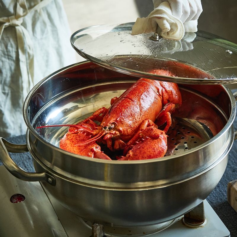 해동한 랍스터를 찜기에 넣고 15~20분 정도 쪄주세요.