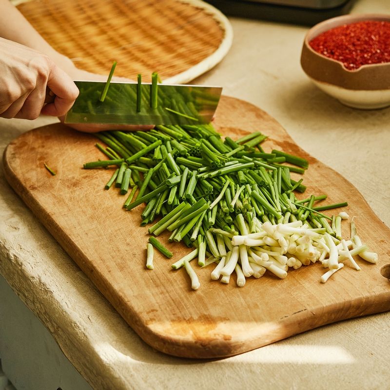 깨끗이 씻은 쪽파는 3~4cm 길이로 썰어주세요. 무는 껍질을 벗겨 채를 썰어주세요.
