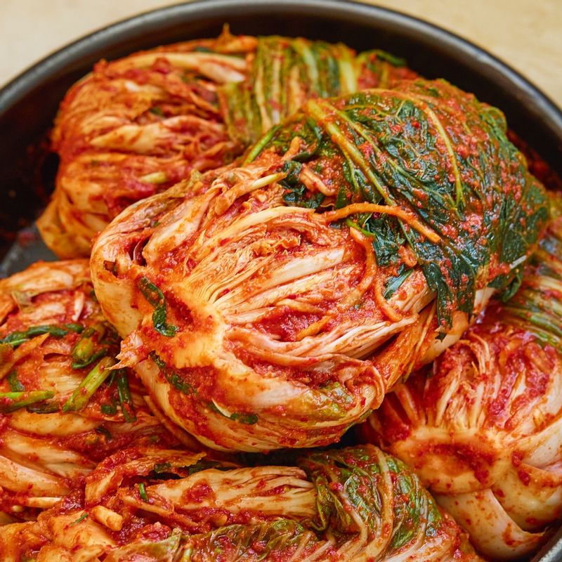 실온에 하루 정도 두었다가 김치냉장고로 옮겨 보관해주세요.