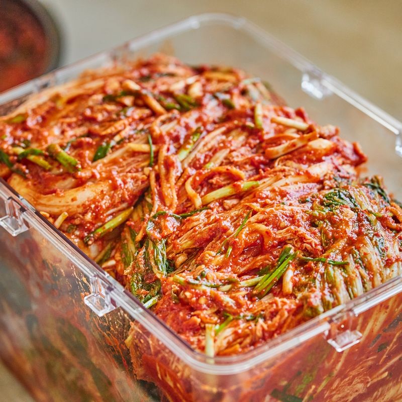 김치보관통에 차곡차곡 넣어주세요. (공기가 차단되도록 꾹 눌러 담아주세요)