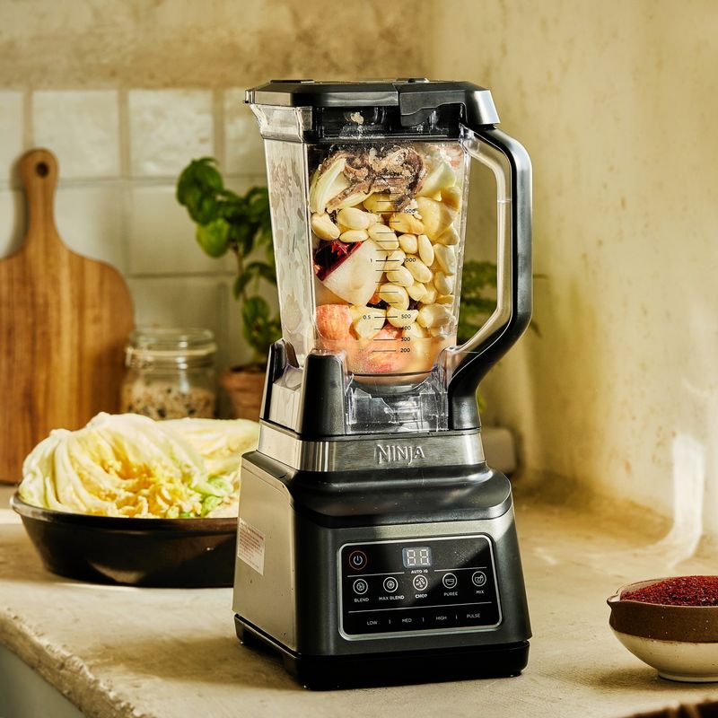 닌자 블렌더에 믹서에 가는 재료를 모두 넣고 멕스블렌더 기능으로 곱게 갈아주세요.