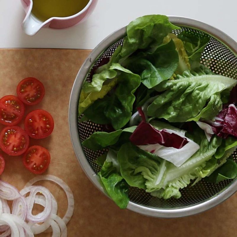 로메인과 라디치오는 먹기 좋은 크기로 자르고, 찬물에 담갔다가 물기를 제거해주세요.