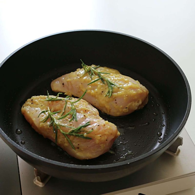 달군 팬에 약간의 올리브유를 두르고 닭가슴살의 표면을 노릇하게 구운 후, 약불로 줄이고 뚜껑을 닫아 10~12분 정도 은근히 구워 속까지 익혀주세요.