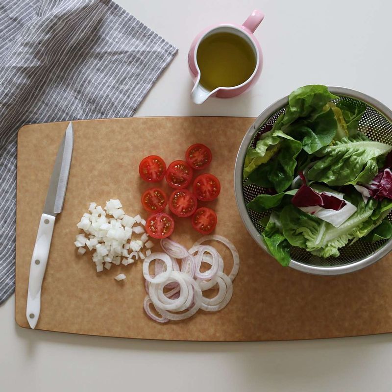 방울토마토와 양파는 얇은 링으로 썰어주세요.