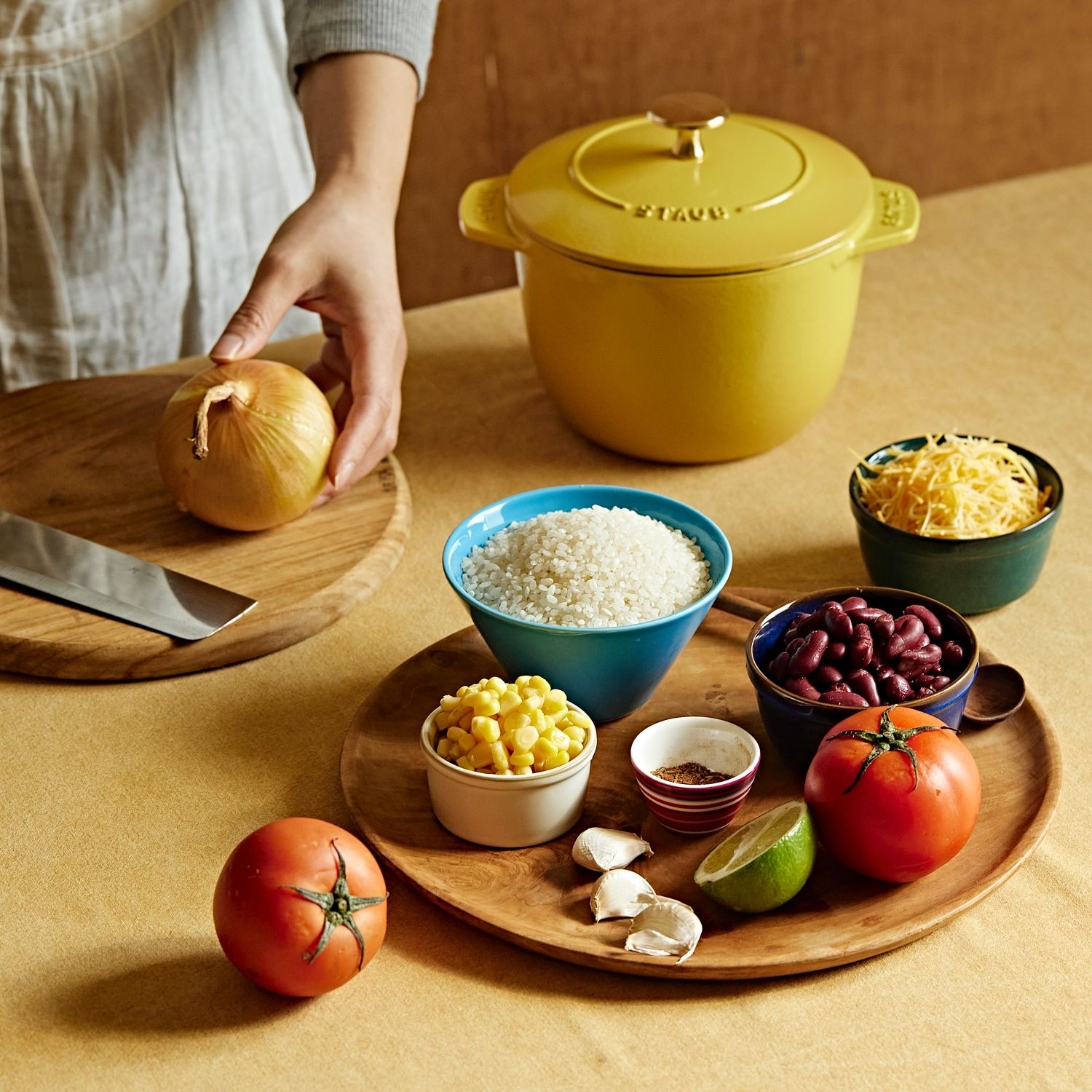 멕시칸 라이스팟 을 위한 재료 이미지로 쌀,토마토,양파,마늘,콘옥수수 등으로 구성 되어있습니다.