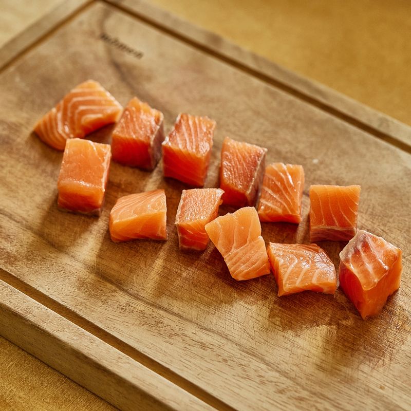 연어는 먹기 좋게 한입 크기로 썰어주세요.