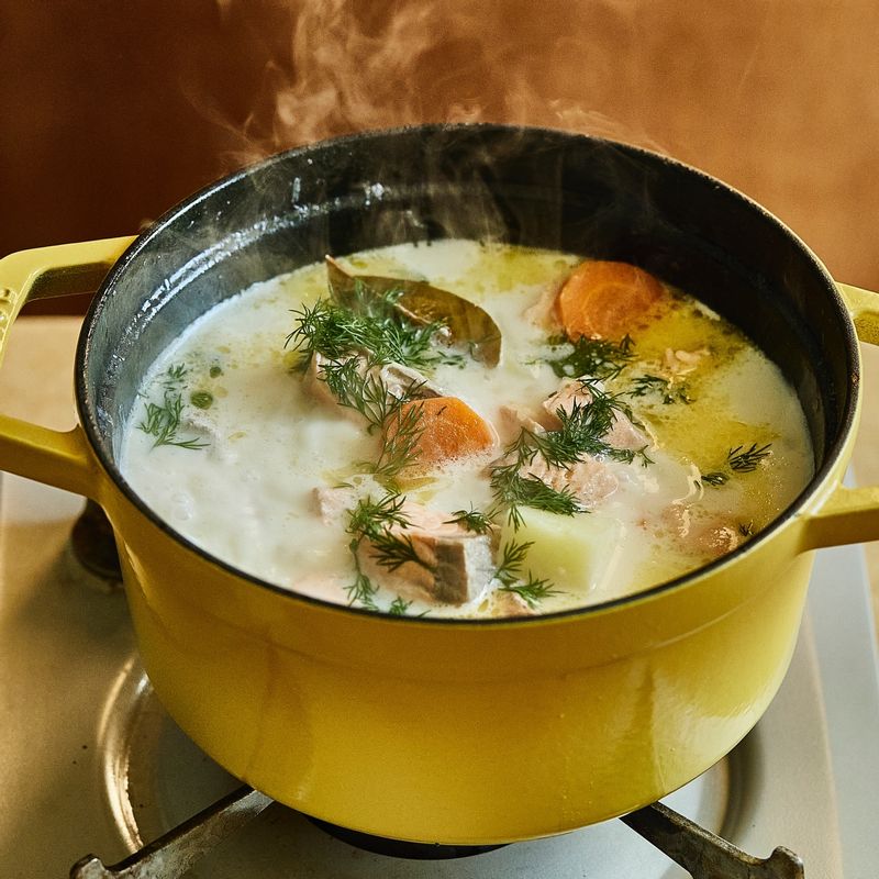 불을 끄고 다진 딜과 후추를 뿌려 완성해주세요.