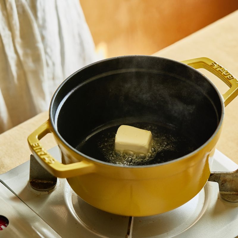 냄비에 버터를 넣고 녹인 후 양파와 대파를 넣고 볶다가 손질한 감자, 당근을 넣어 5분간 볶아주세요.