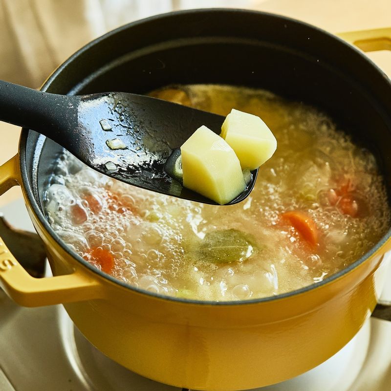 감자가 으스러질 정도로 익으면 연어와 생크림을 넣고 소금으로 간을 해 5분간 끓여주세요.