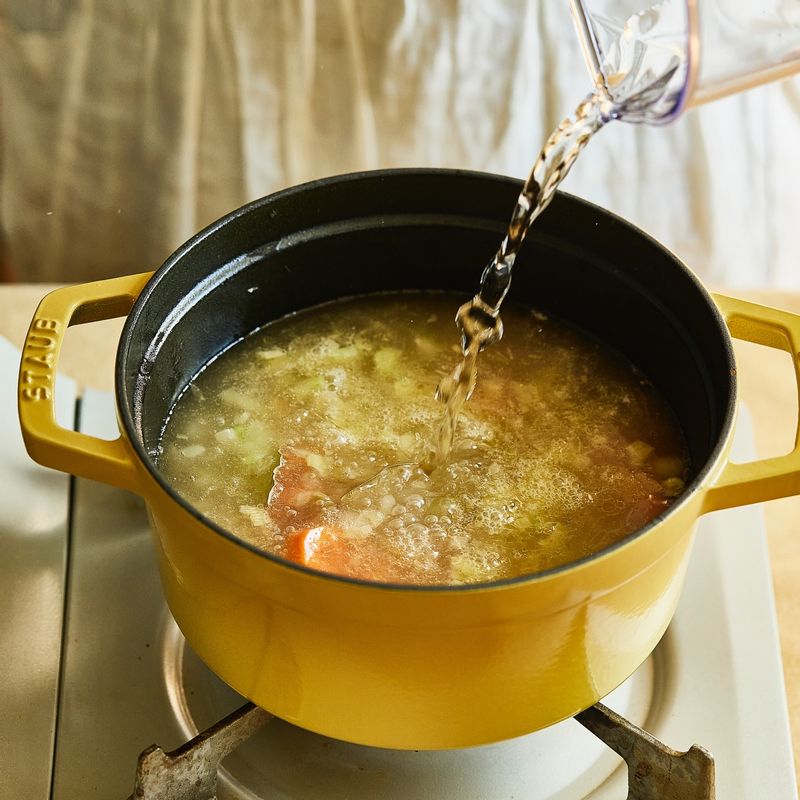 월계수잎을 넣고 물을 붓고 끓여주세요.