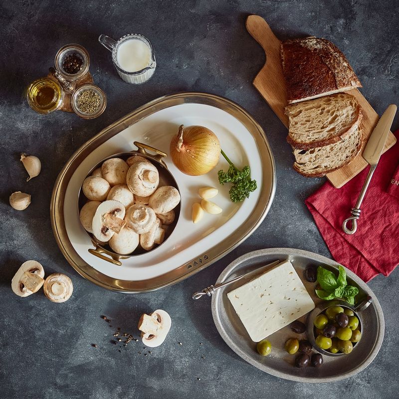 머쉬룸 수프와 구운 페타치즈 올리브 구이 을 위한 재료 이미지로 양송이버섯,양파,마늘,버터,물 등으로 구성 되어있습니다.