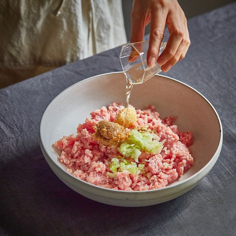 다진 돼지고기에 밑간 재료를 넣어 골고루 섞어주세요. 쪽파는 4cm 길이로 자르고, 양파는 채 썰고, 느타리버섯과 만가닥 버섯은 밑동을 자르고 먹기 좋게 찢어주세요. 채소는 흐르는 물에 씻은 후 물기를 제거해 주세요.