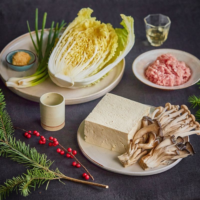 알배추전골과 구운 두부 버섯 샐러드을 위한 재료 이미지로 알배추,다진 돼지고기,쪽파,통깨,고춧가루 등으로 구성 되어있습니다.