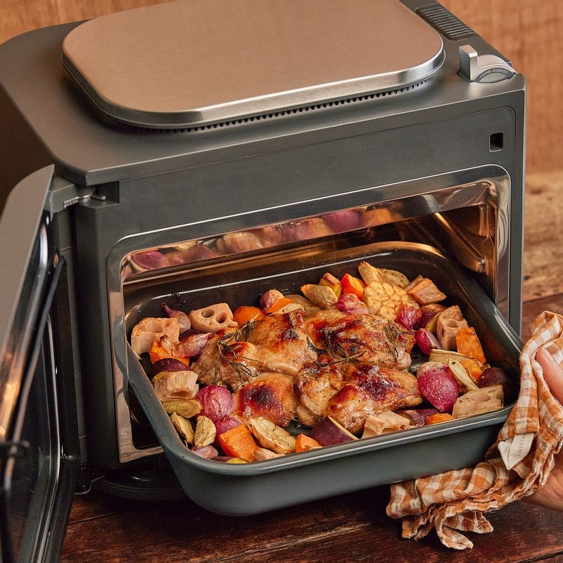 조리가 완료되면 팬을 장치에서 꺼내주세요. 기호에 따라 다진 파슬리를 뿌려주세요.