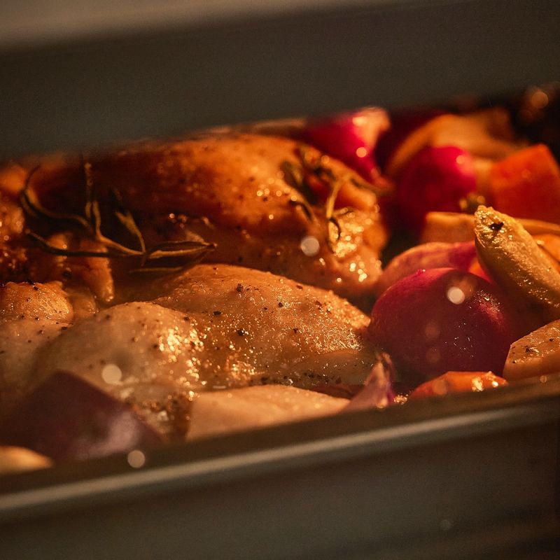 Combi CRISP를 선택하고 온도를 195도로, 시간을 18분으로 설정해주세요. START를 눌러 조리를 시작하세요.