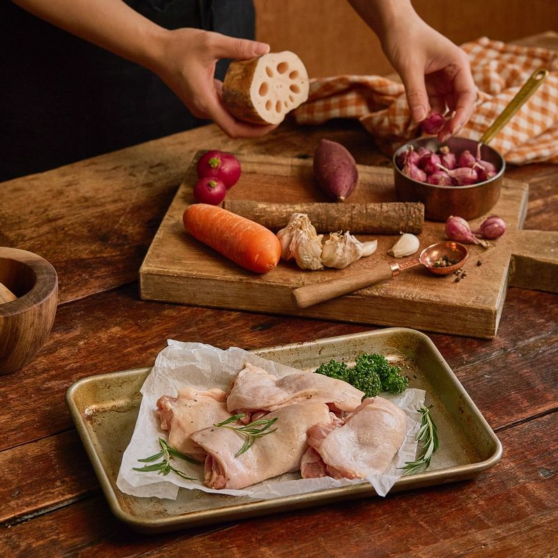 크리스피 치킨과 뿌리채소구이을 위한 재료 이미지로 닭다리살 정육,당근,우엉,연근,고구마 등으로 구성 되어있습니다.