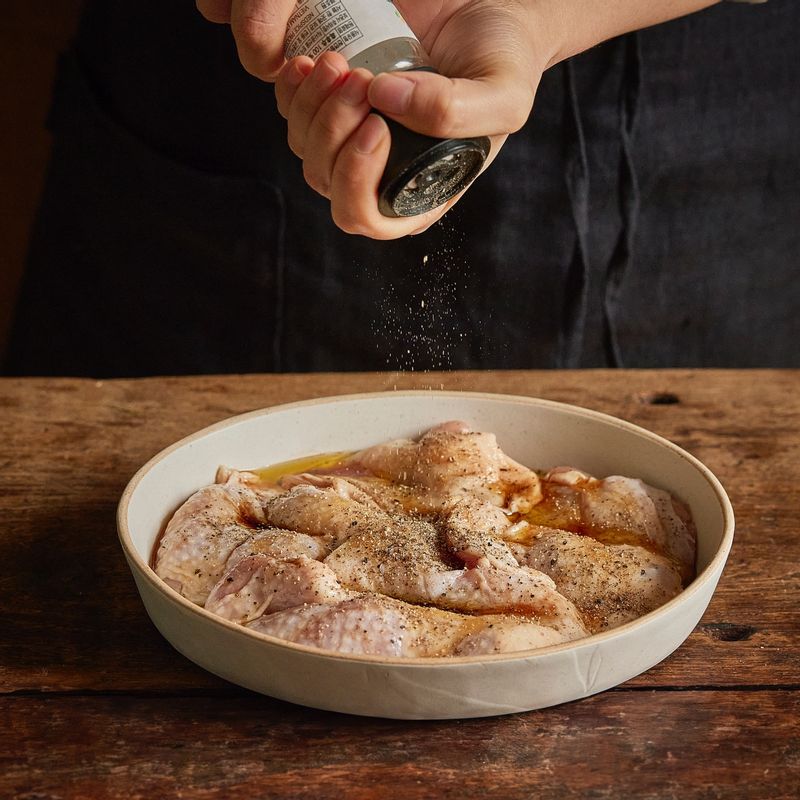 닭다리살에 소금 1작은술, 후추, 간장, 꿀, 올리브오일 2큰술을 뿌려 버무려주세요.