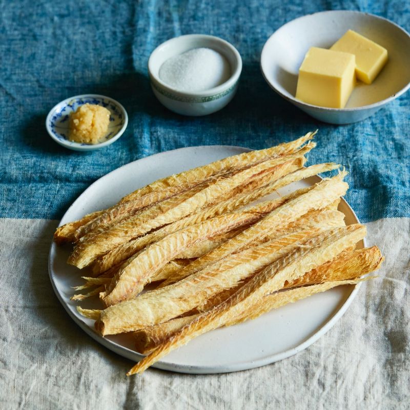 황태버터구이 을 위한 재료 이미지로 통살 황태,녹인 가염버터,설탕,다진 파슬리 등으로 구성 되어있습니다.
