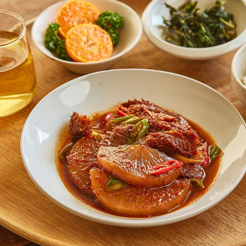 완성된 황태무조림을 접시에 담고 통깨를 뿌려 맛있게 즐겨주세요.