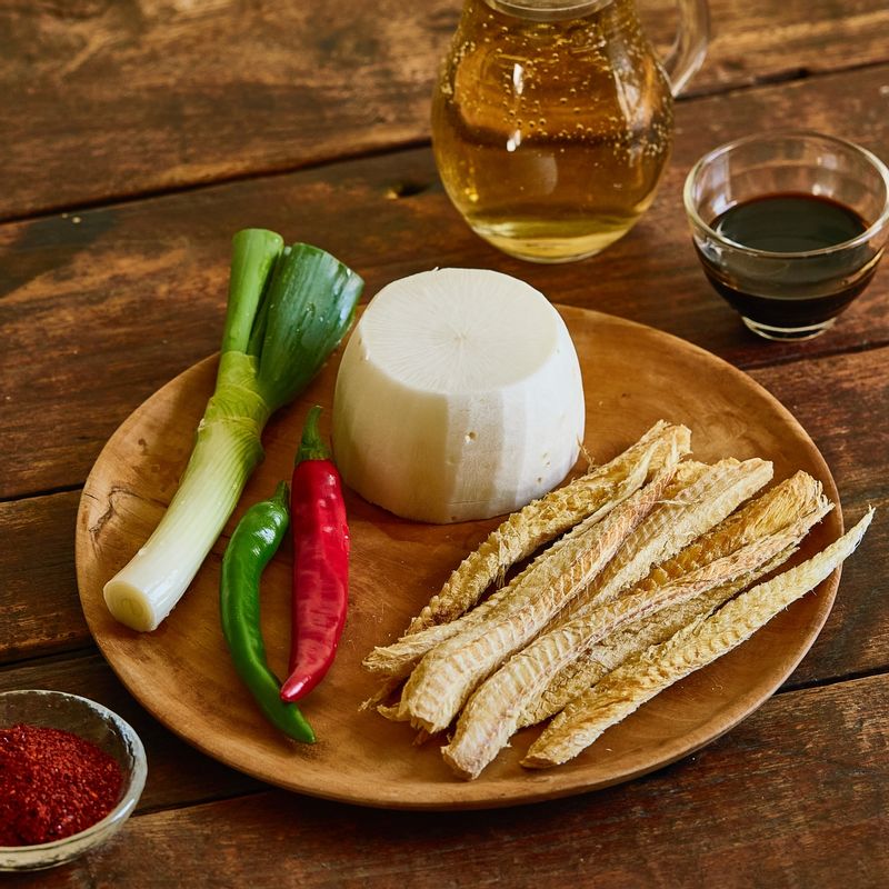 황태무조림을 위한 재료 이미지로 통살 황태채,무,홍고추,청양고추,대파 등으로 구성 되어있습니다.