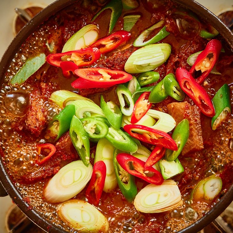 홍고추, 청양고추, 대파를 넣고 국물이 자작해지면 불을 꺼주세요.