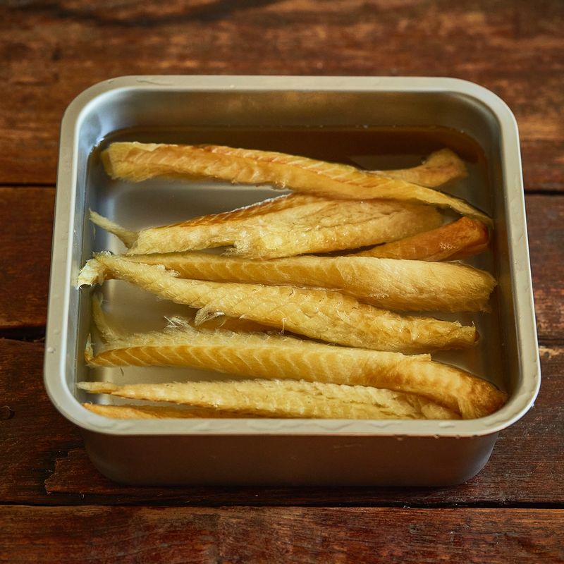 통살 황태채는 가볍게 씻은 후 물에 담가 불려주세요. 양념재료는 모두 섞어주세요.