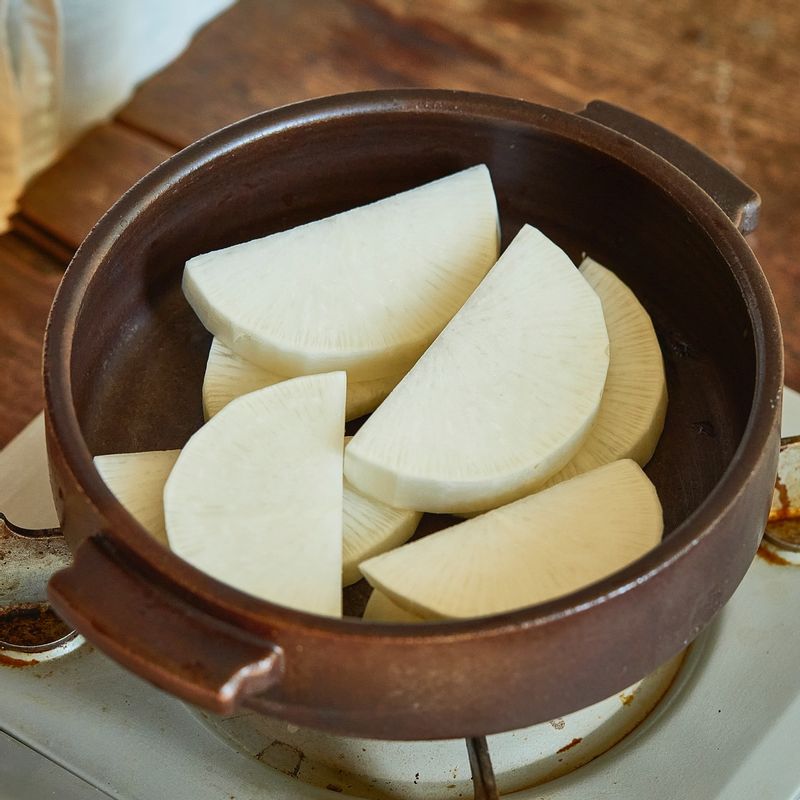 냄비에 무를 깔고 불려둔 통살 황태와 양념장, 다시마육수를 넣어 국물이 끓으면 불을 중불로 줄여 30분 정도 무가 투명해질때까지 졸여주세요.