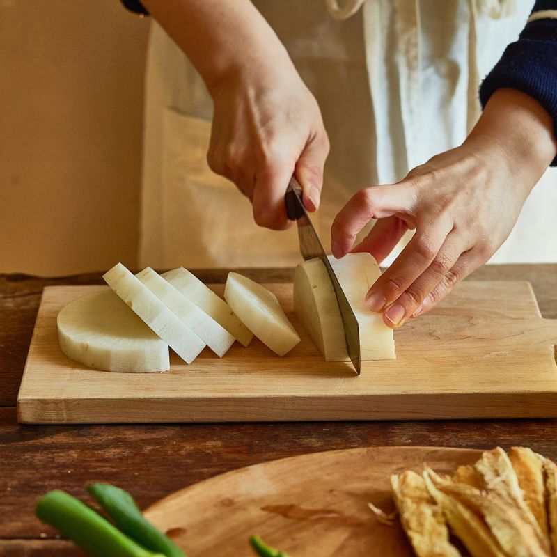 무는 반달로 썰어 1~1.5센치 두께로 잘라주세요. 홍고추, 청양고추와 대파는 어슷하게 썰어주세요.