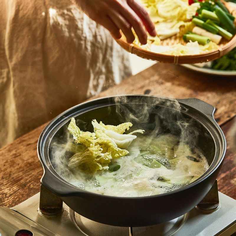 버섯과 배추, 홍고추, 청양고추, 굴, 국물 양념, 나머지 육수를 넣고 3분 정도 끓인 후 미나리를 넣고 1분 정도 끓이다가 불을 꺼주세요.