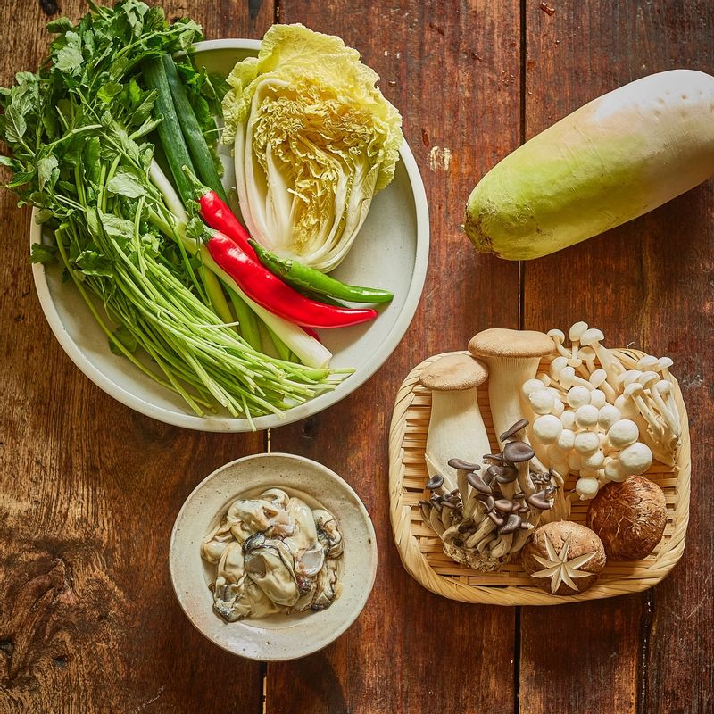 굴버섯전골을 위한 재료 이미지로 굴,미나리,느타리버섯,만가닥버섯,무 등으로 구성 되어있습니다.