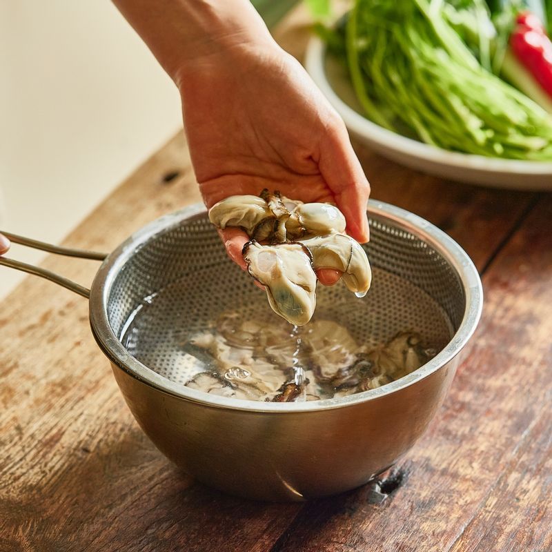 굴은 소금물에 흔들어 씻은 후 체에 받쳐 물기를 빼주세요.