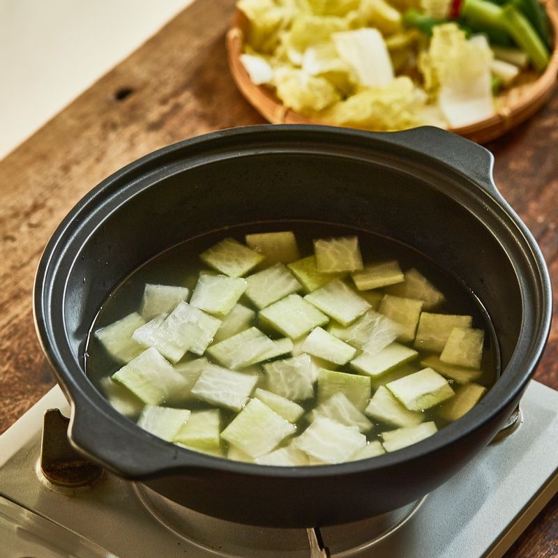 냄비에 다시마물 3컵과 무를 넣고 5분 정도 끓여주세요.