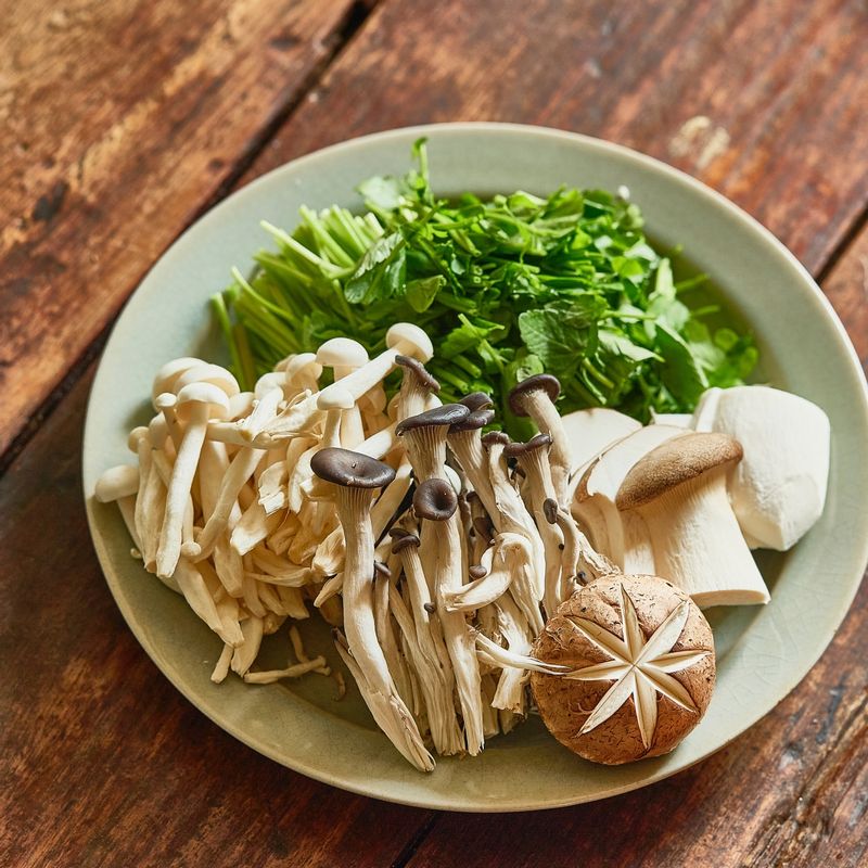 버섯류는 밑둥을 자르고 먹기좋게 찢거나 잘라주세요. 미나리는 5cm길이로 잘라주세요.