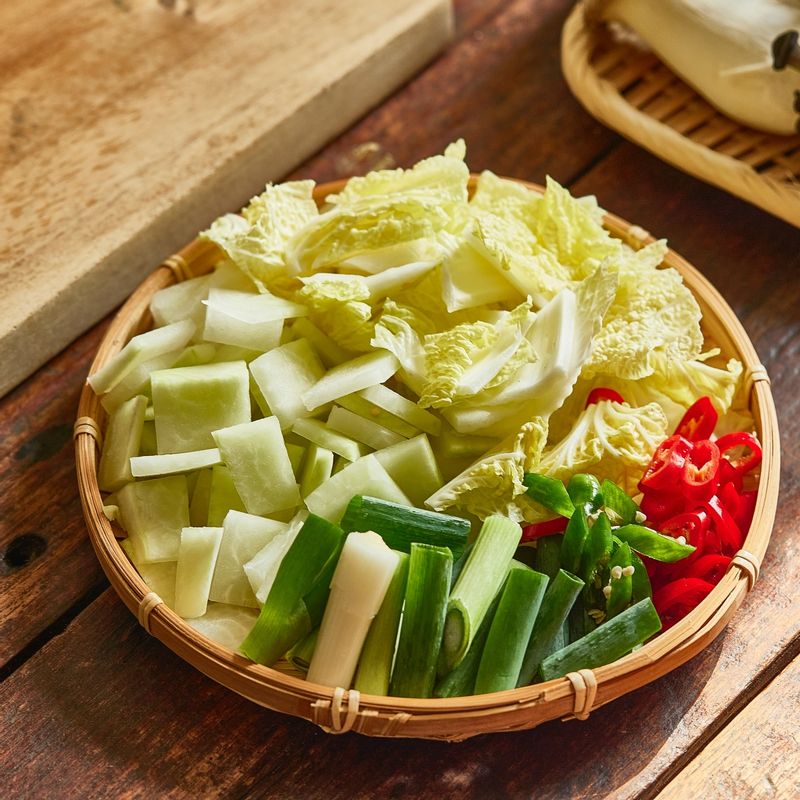 무는 나박하게 썰고, 배춧잎은 먹기 좋은 크기로 잘라주세요. 대파는 5cm길이로 자르고, 청홍고추는 어슷하게 썰어주세요.