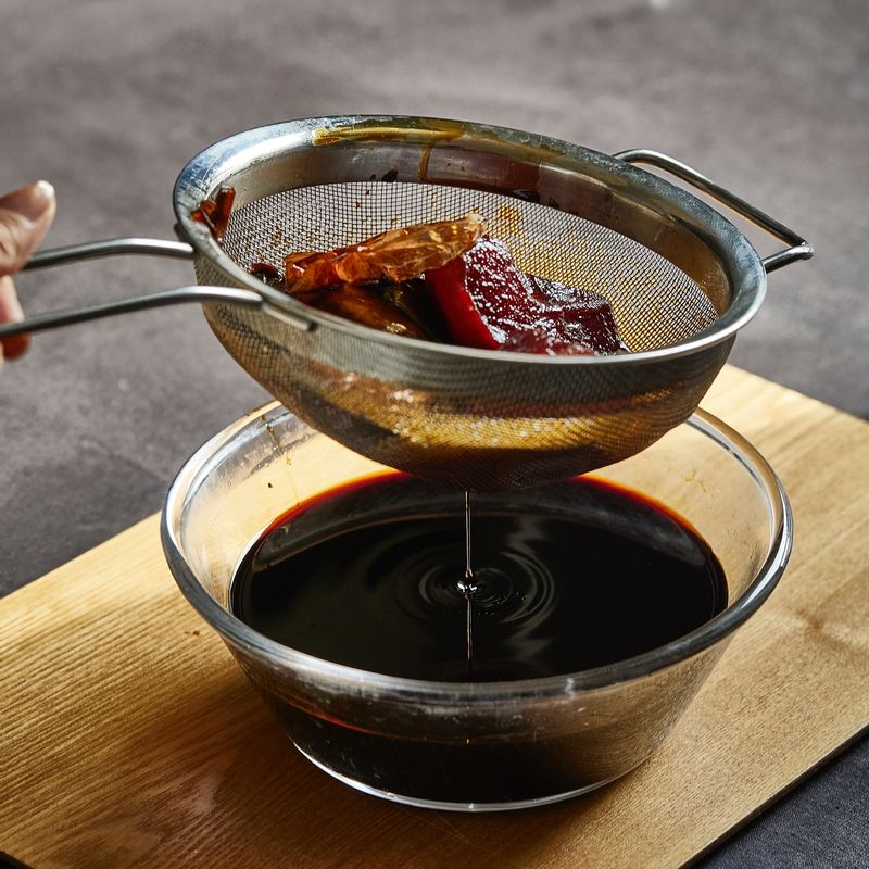 재료들을 체에 거른 후 식혀주세요.
(tip. 맛간장은 간장게장 갈비찜 등 다양한 요리에 활용 가능해요)