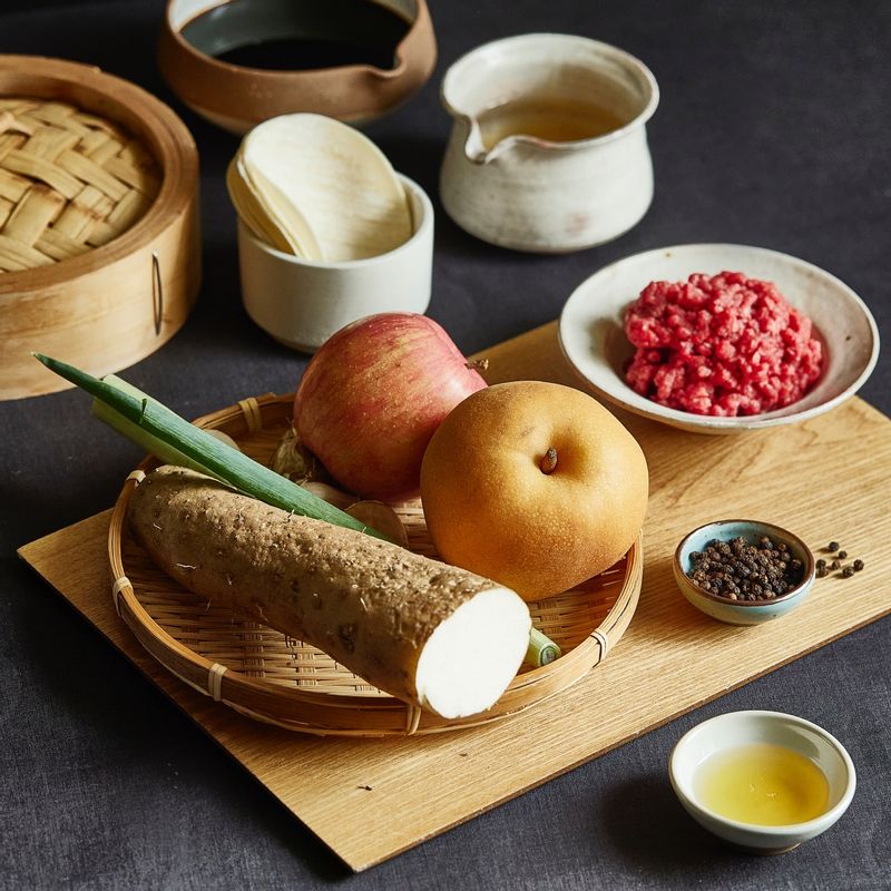 안동한우 육즙만두을 위한 재료 이미지로 501 진간장,미림,물,설탕,사과, 배, 양파 등으로 구성 되어있습니다.