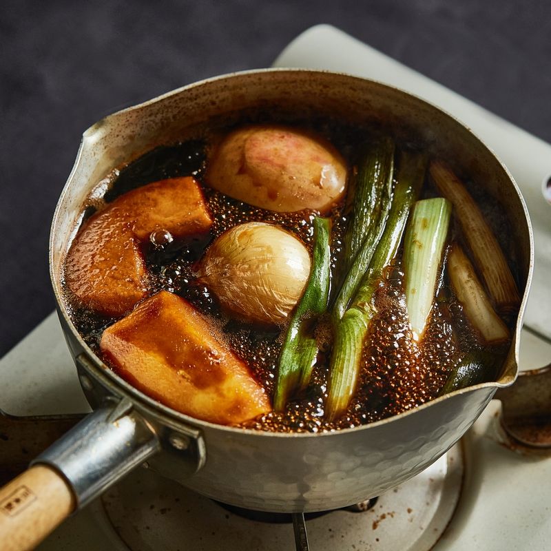 맛간장 재료를 냄비에 넣고 2시간 정도 끓여주세요.