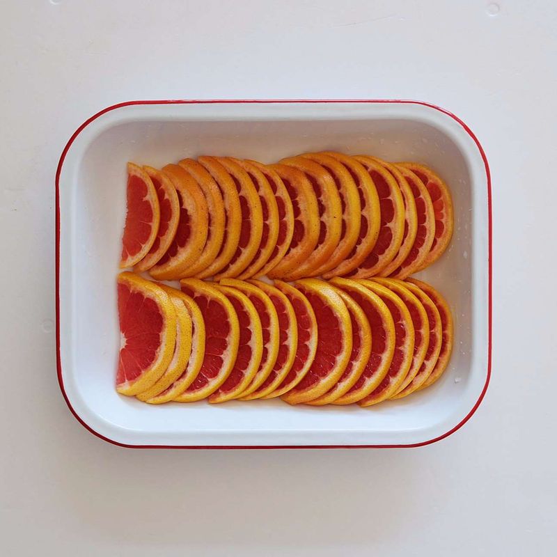 자몽 500g (약 1.5개)는 0.3cm ~ 0.5cm 두께로 슬라이스 하고 반으로 자른 후 씨를 제거해주세요. 자몽알맹이청용 자몽 500g (약 1.5개)는 껍질과 씨를 모두 제거한 후 자몽 알맹이만 300g을 준비해주세요.