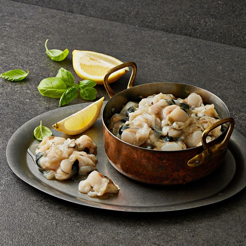 가리비 버터구이을 위한 재료 이미지로 가리비 살,버터,송송 썬 샐러리,소금, 후춧가루 등으로 구성 되어있습니다.