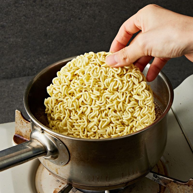 물이 끓으면 라면을 넣어 끓이다가 마지막에 가리비를 넣어 끓여주세요.