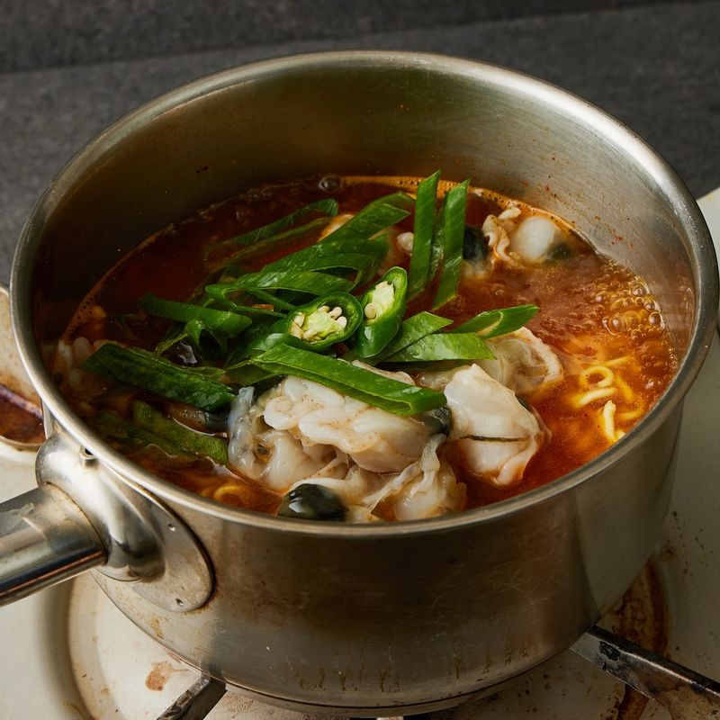 대파를 넣어 완성해주세요.
(tip.마늘 한 큰술을 넣으면 더욱 감칠맛 있는 라면을 즐기실 수 있어요)