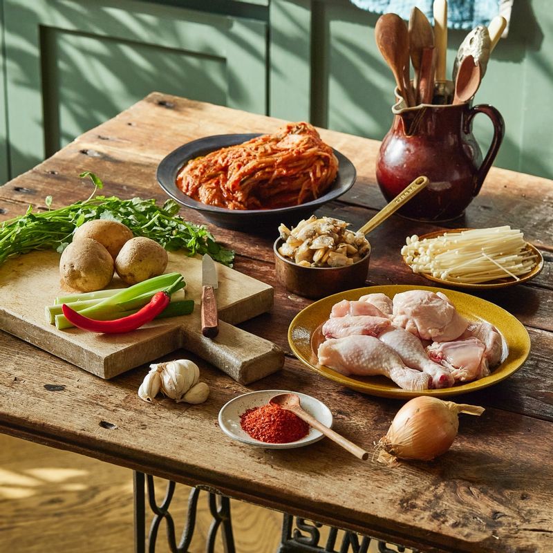 묵은지닭볶음탕&미나리바지락전을 위한 재료 이미지로 닭볶음탕용 닭,묵은지,멸치다시마육수,감자,양파 등으로 구성 되어있습니다.