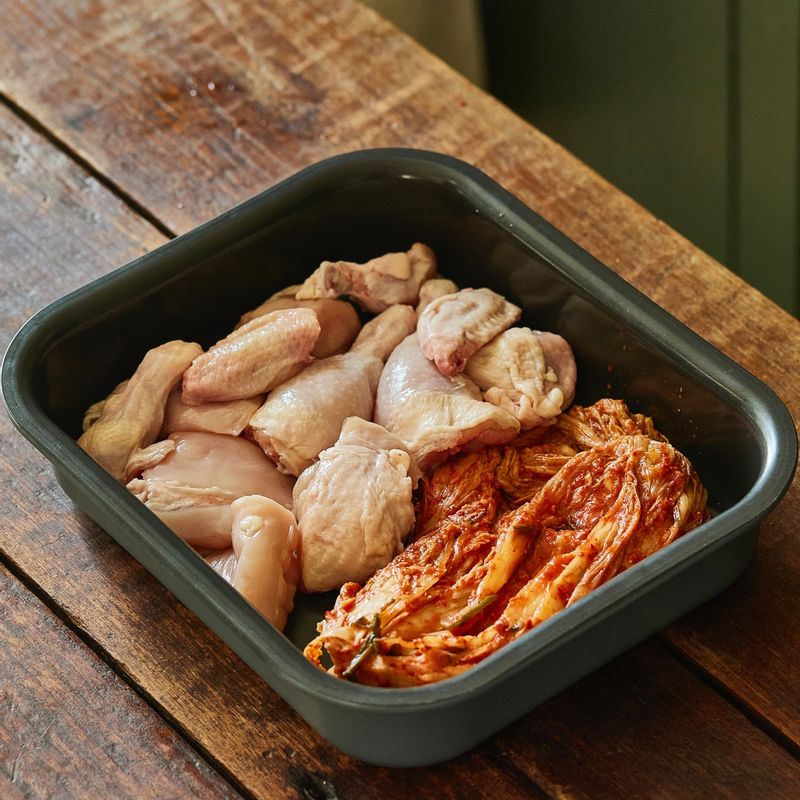 Combi 팬에 묵은지, 닭고기, 손질한 채소, 양념, 육수를 넣고 1단으로 밀어 넣어주세요.
