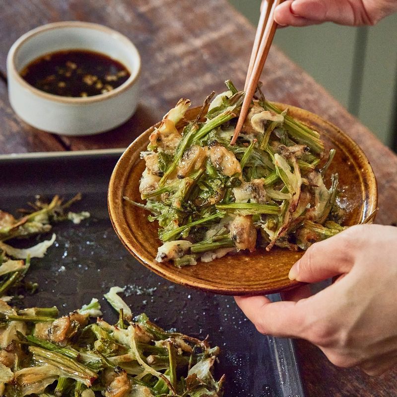 미나리바지락전에 전 간장을 곁들여 맛있게 즐겨주세요.