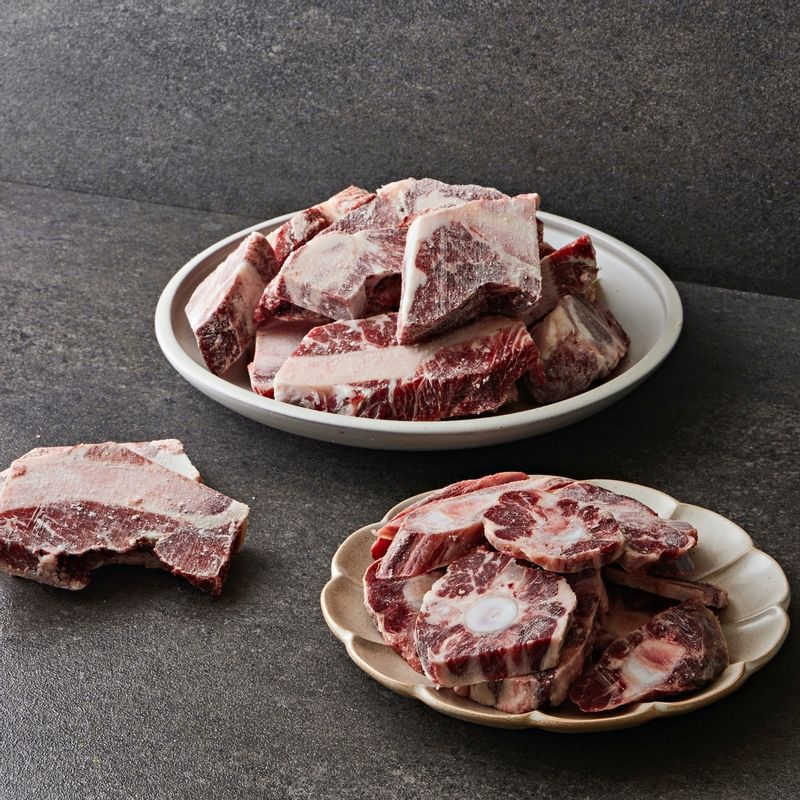 소꼬리찜을 위한 재료 이미지로 소꼬리,양파,대파,월계수잎,소금 등으로 구성 되어있습니다.